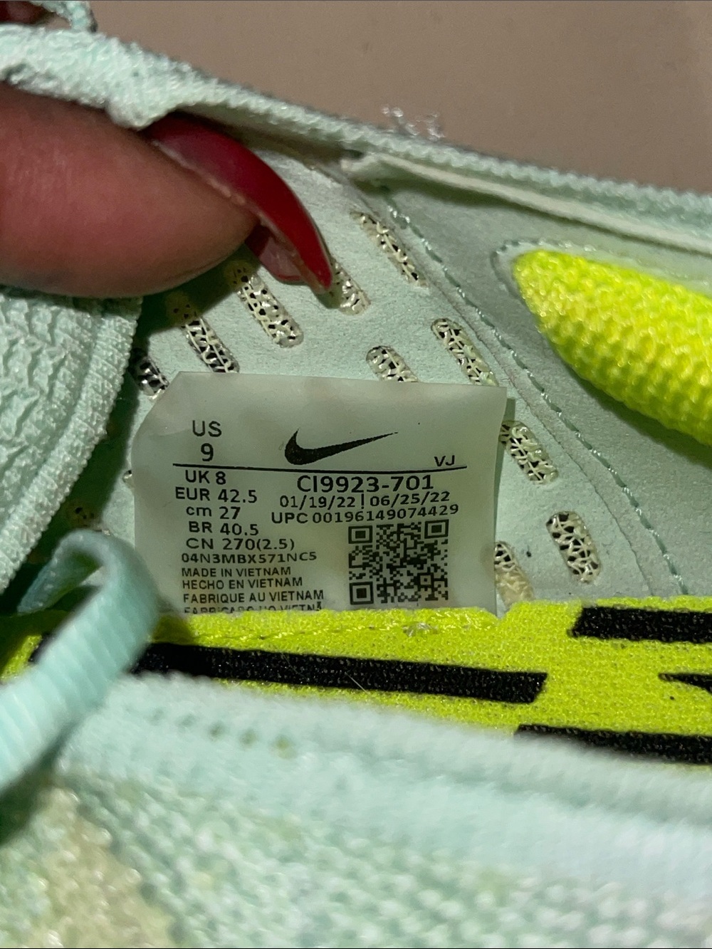 Nike Air Zoom Tempo NEXT% Flyknit sneakers in the Barely Volt/Mint Foam colorway - Picture 2 of 9
